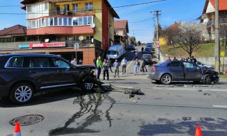 Impact violent între doi bolizi pe Coposu. Două persoane, transportate la spital