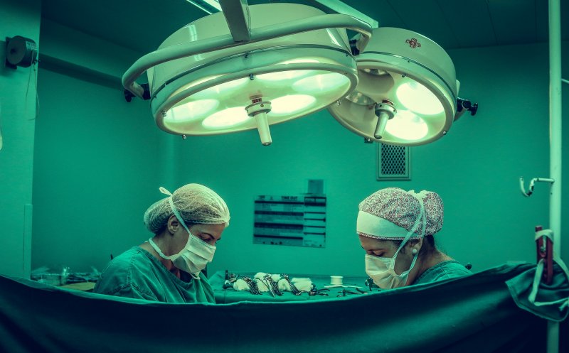 Descoperire ciudată a medicilor clujeni, în timpul unei operații. Au extras un lingou de aur din abdomenul unui pacient