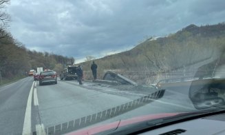 Accident pe un drum din Cluj. A ajuns cu roțile în sus într-un șanț