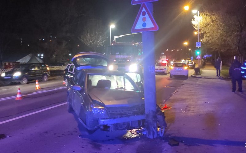 ACCIDENT în Cluj-Napoca: A fost implicat și un taximetru. Doi tineri au ajuns la UPU