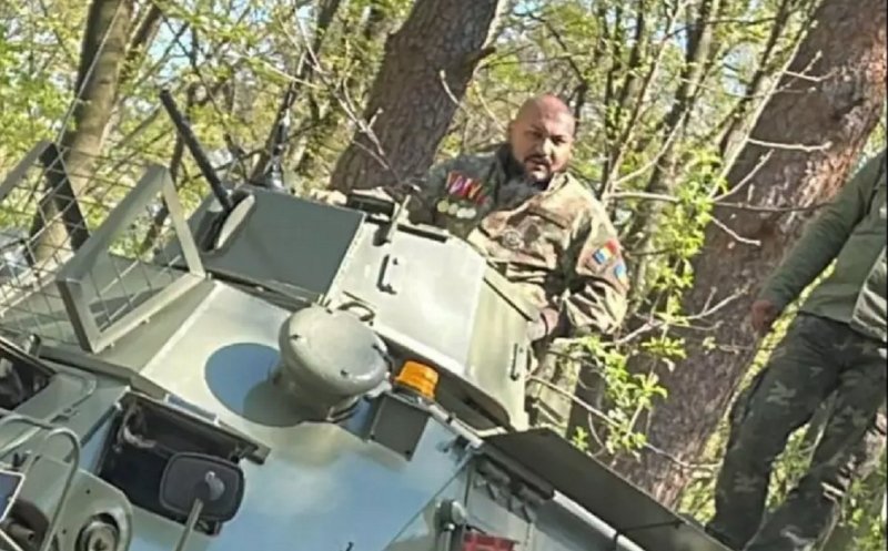 Imagini ciudate la Râmnicu Vâlcea: Un „tanc” a făcut ravagii pe bulevard. Accidentul, produs în timpul filmărilor unui videoclip cu Dani Mocanu