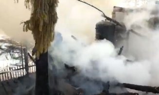 INCENDIU în curtea unei biserici din județul Cluj. Flăcările riscau să se extindă și la brazii din curte