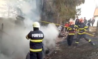 INCENDIU în curtea unei biserici din județul Cluj. Flăcările riscau să se extindă și la brazii din curte