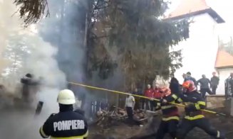 INCENDIU în curtea unei biserici din județul Cluj. Flăcările riscau să se extindă și la brazii din curte