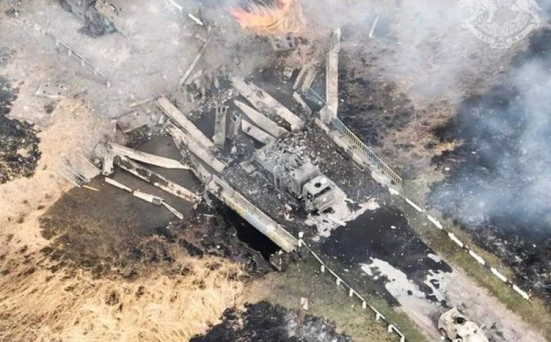 Coloană de tancuri ruseşti distrusă de ucraineni.  Au plantat dinamită chiar la piciorul podului
