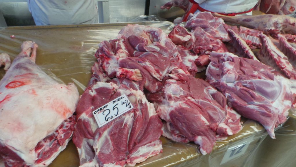 Protecția consumatorului: Nu cumpărați carne din portbagaje de mașini, chiar dacă e mai ieftină decât la magazin!