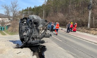 Accident cu trei mașini pe drumul Sfântul Ioan. Una s-a răsturnat/ O femeie, la spital și un copil consultat de medici