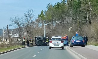 Accident cu trei mașini pe drumul Sfântul Ioan. Una s-a răsturnat/ O femeie, la spital și un copil consultat de medici