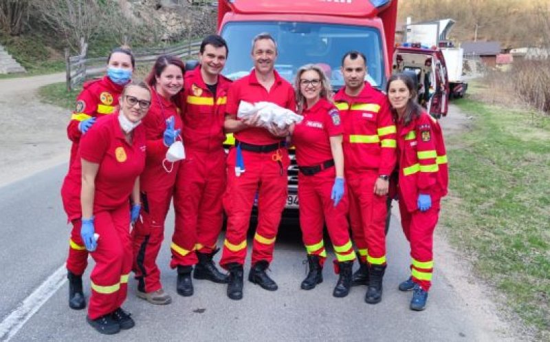 O clujeancă a născut în mașina SMURD, în drum spre spital. Bebelușul este perfect sănătos