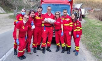 O clujeancă a născut în mașina SMURD, în drum spre spital. Bebelușul este perfect sănătos