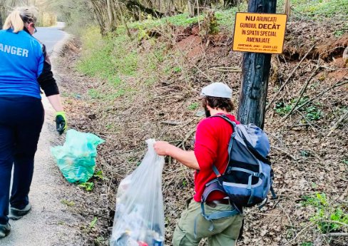 Clujenii fac treabă bună. Douăzeci de oameni au strâns munți de gunoaie după o acțiune de ecologizare
