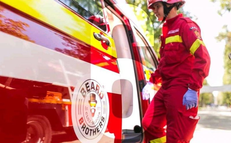 Accident la Cluj. Un băiat de 18 ani a rămas încarcerat între fiarele mașinii. Tânărul a fost transportat la spital