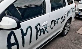 "Am parcat ca un bou". Mașină lăsată aiurea în Gruia, vandalizată de vecinul blocat