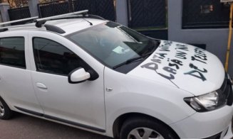 Un clujean a vandalizat mașina celui care i-a blocat accesul în curte cu un mesaj drept învățătură de minte