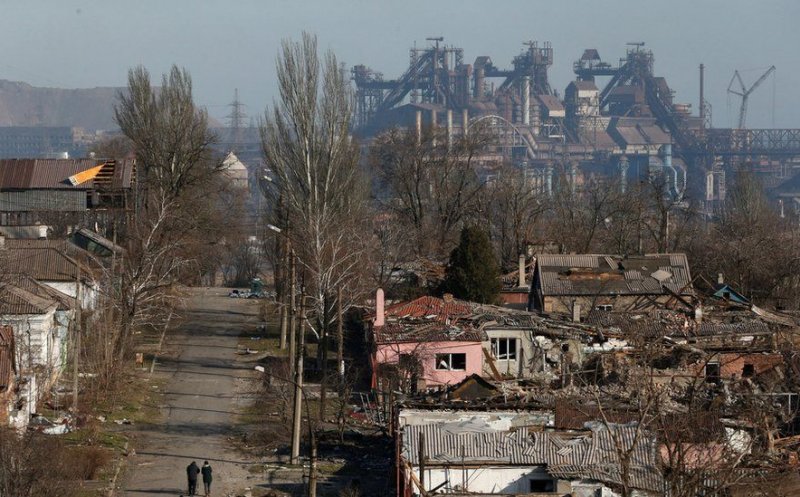 Continuă bătălia pentru Mariupol. Rușii le cer ucrainenilor să se predea