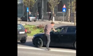 Un şofer din Cluj-Napoca şi-a primit înapoi mucul de tigară “scăpat” pe jos. Ce a făcut după aceea