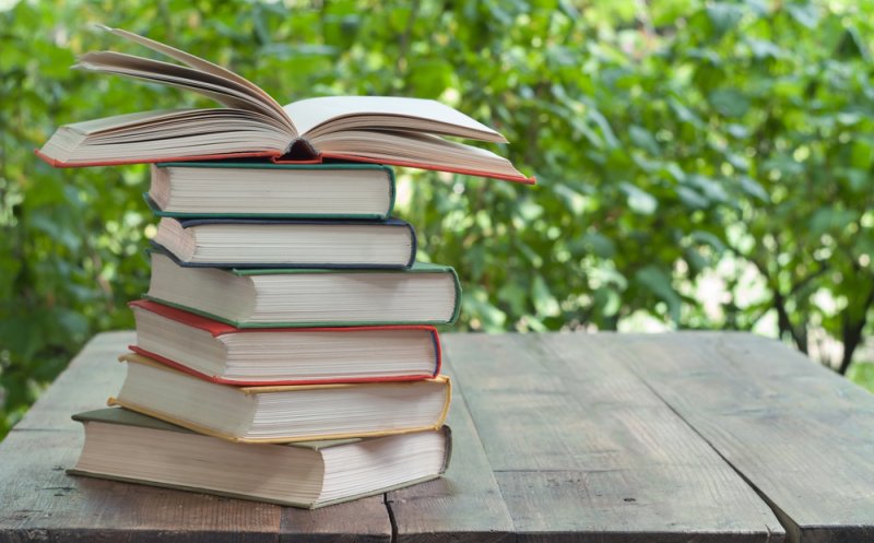 Mini biblioteci în Grădina Botanică. Clujenii pot dona sau împrumuta cărți