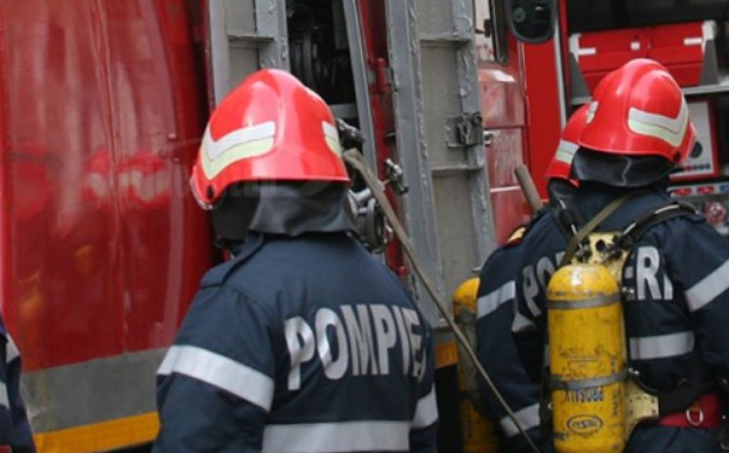 Cluj: Casă cuprinsă de flăcări. Intervin pompierii