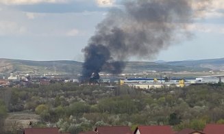 Incendiu în zona Selgros din Cluj-Napoca. Pompierii intervin cu două autospeciale