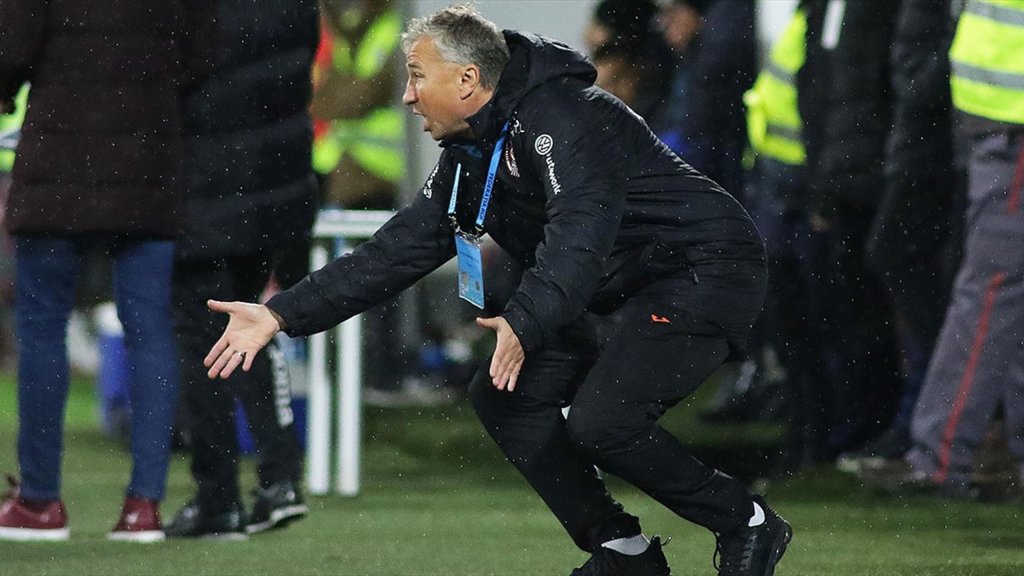 Scandal în vestiarul lui CFR Cluj. Dan Petrescu îşi acuză echipa: „Voi jucați împotriva mea ca și cum ați vrea să mă dați afară!”
