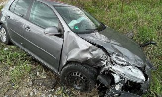 Accident la spălătorie. Două mașini s-au ciocnit, una a ajuns într-un șanț