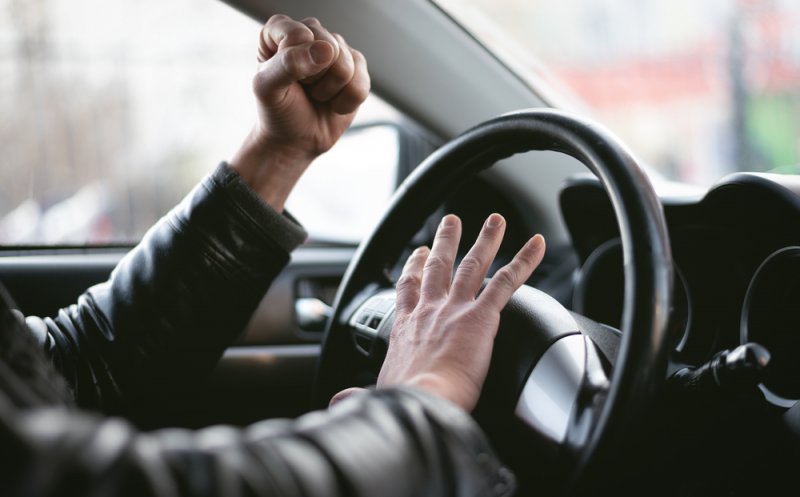Clujeanul care a bătut un șofer și apoi l-a lovit cu mașina, lăsat liber. Parchet: Nu prezintă pericol social