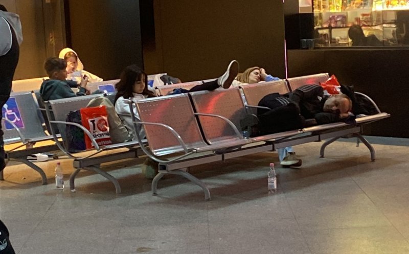 Cum s-au simțit turiștii abandonați de HiSky pe aeroport. “Telefoanele reprezentanţilor companiei sunt închise, nimeni nu ştie nimic”