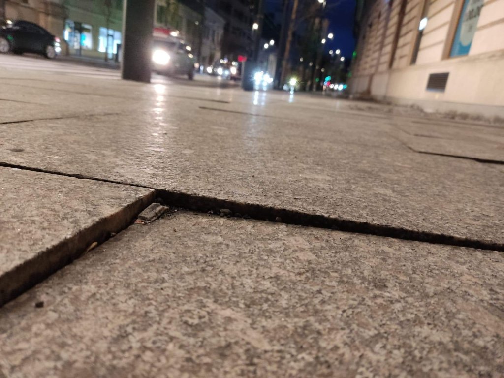 S-a ales cu o ENTORSĂ pe trotuarul de pe 21 Decembrie: Boc a apreciat rapiditatea lucrărilor, dar oamenii spun că e furt pe bani publici