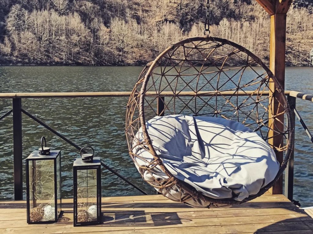 Cel mai instagramabil restaurant din Cluj: un  mic sat plutitor, cu domuri pitorești