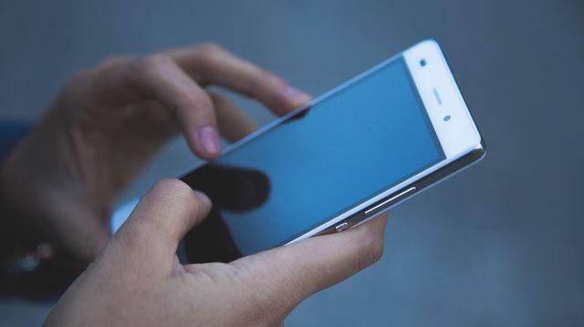 Poliţia, avertisment cu privire la sms-urile ciudate, primite pe telefoane: Nu vă lăsaţi înşelaţi!