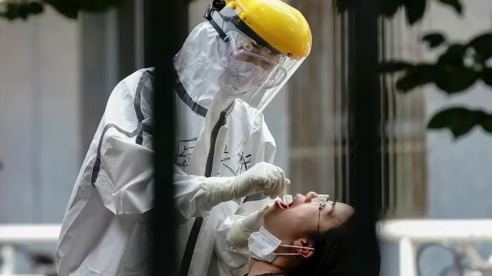 China, îngrozită de COVID! Beijing-ul va testa 20 de milioane de persoane