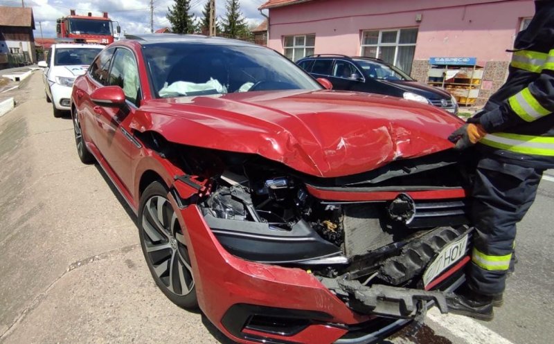 Accident cu trei mașini pe un drum din Cluj. Incidentul, anunțat prin sistemul de alertă eCall