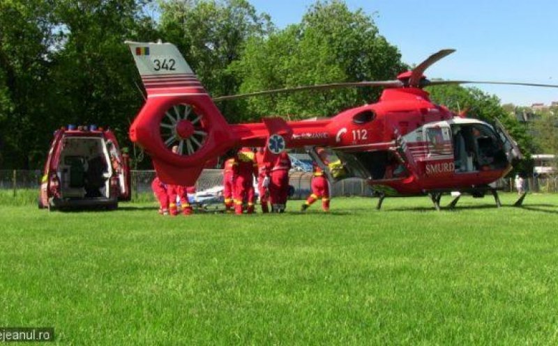 Intervenție cu elicopterul SMURD într-o localitate din Cluj. Un bărbat a fost grav rănit