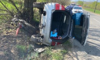 Impact violent între două mașini la Cluj. Una s-a răsturnat/ Copil de 3 ani rănit, transportat la spital