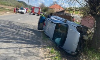 Impact violent între două mașini. Una s-a răsturnat/ Copil de 3 ani rănit, transportat la spital