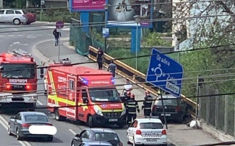 Accident pe Frunzișului. O mașină a ajuns pe trotuar