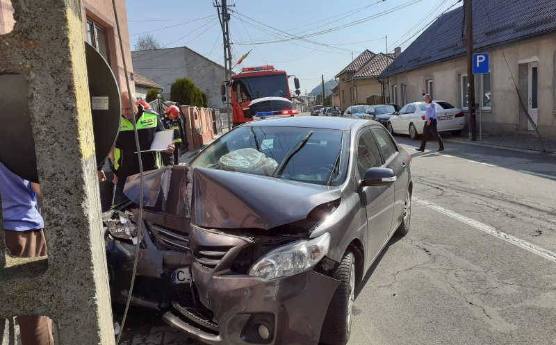 Accident Cluj. O mașină s-a înfipt într-un stâlp