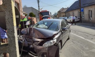 Accident Cluj. O mașină s-a înfipt într-un stâlp