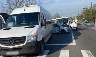 ACCIDENT GRAV în Cluj: Sunt implicate două autoturisme, un microbuz de transport persoane şi o autoutilitară