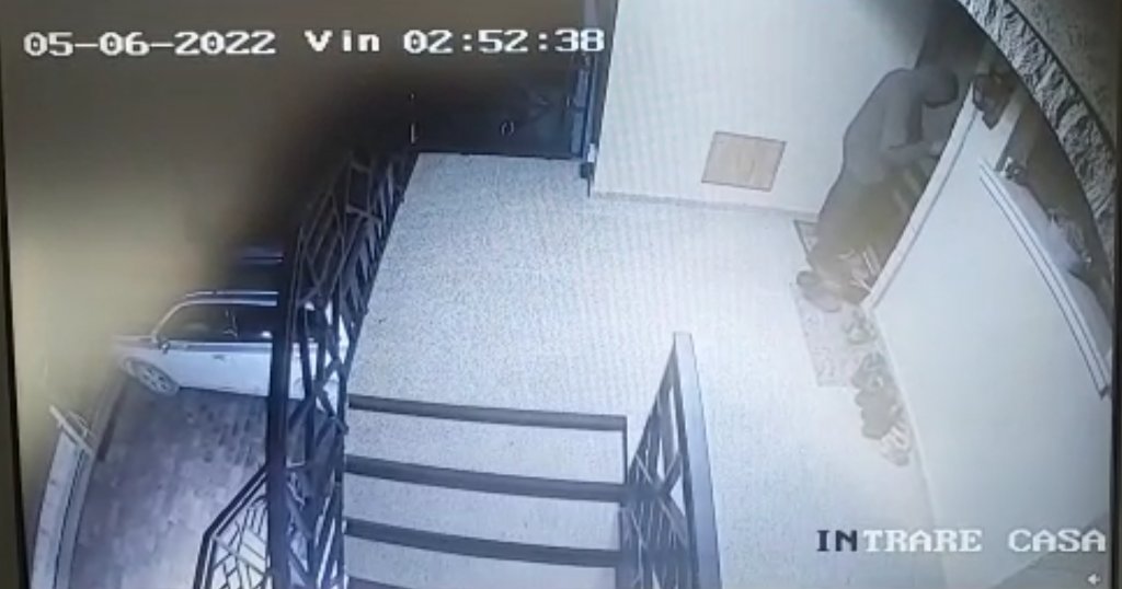 Hoții de case terorizează o localitate de lângă Cluj-Napoca. Au fost surprinși pe camerele VIDEO cum încearcă clanțele