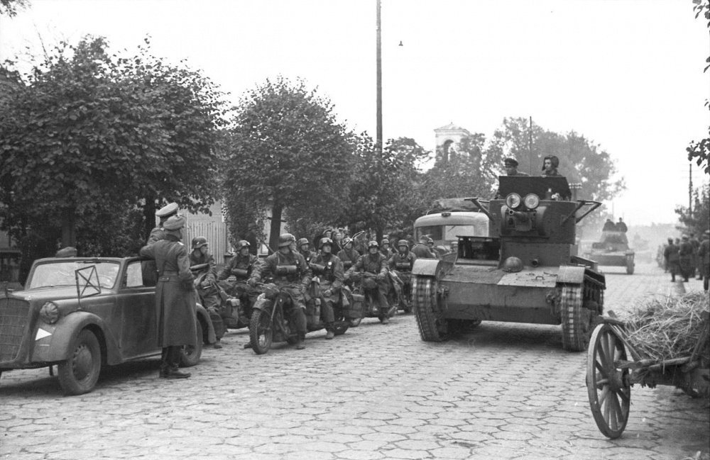 Putin a uitat că armata rusă a mărşăluit alături de cea a lui Hitler. Moscova și Berlinul erau aliați prin Pactul Ribbentrop - Molotov