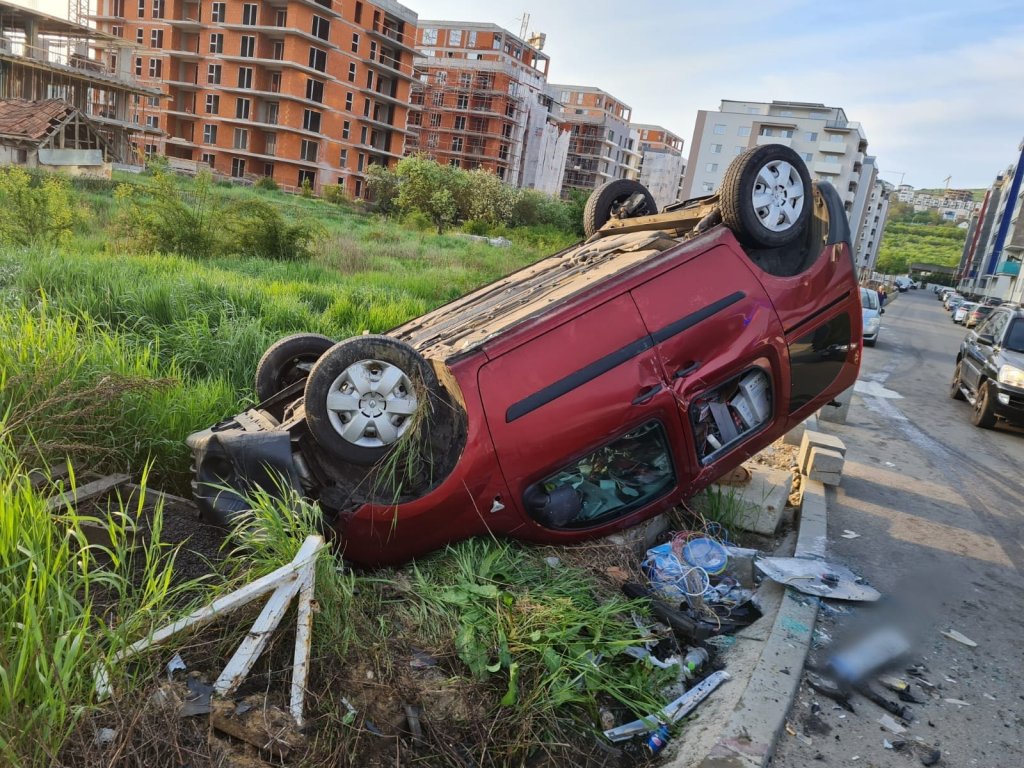 Ziua de Cluj | Mașină răsturnată într-un accident în Florești. Unul dintre  șoferi, băut, drogat și fără permis