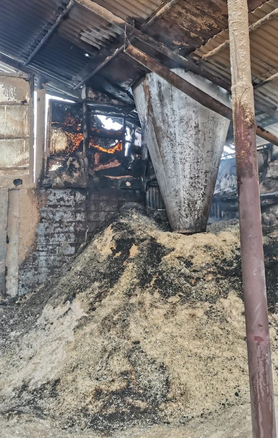 Cluj: Incendiu la o fabrică de prelucrare a lemnului. Au intervenit pompierii și SMURD-ul