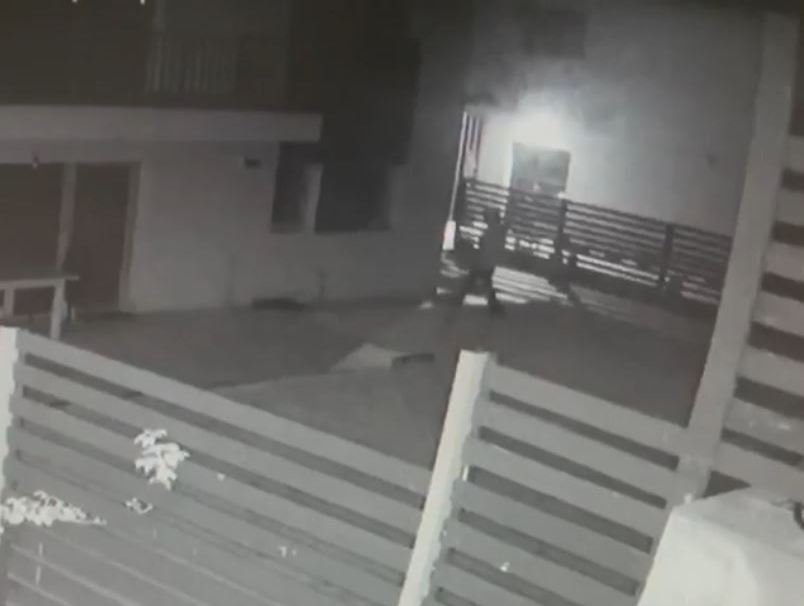 Noi IMAGINI cu "spărgătorul din Dezmir". A fost surprins în acțiune pe o stradă din Cluj-Napoca