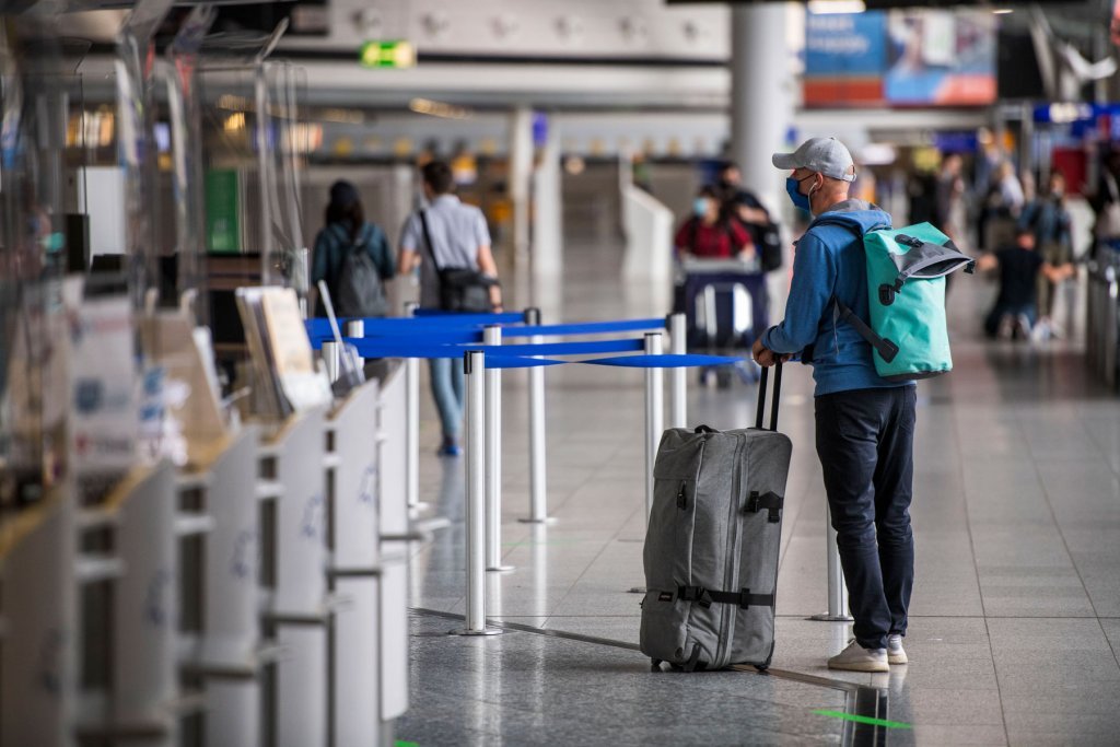 Ultimele zile cu măşti pe aeroporturi. UE relaxează măsurile anti-COVID pentru călătoriile cu avionul