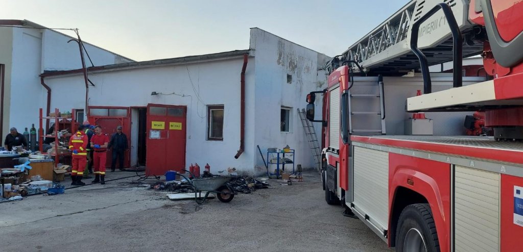 Incendiu la un depozit din Bonțida. Pompierii au reușit să oprească extinderea flăcărilor
