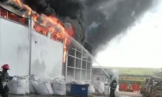 Incendiu de proporții la Dej. Arde hala unei fabrici de cauciucuri