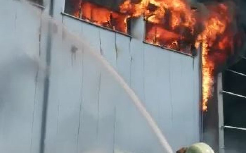 Incendiu de proporții la Dej. Arde hala unei fabrici de cauciucuri/ A fost transmis un mesaj de avertizare RO-ALERT