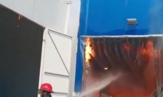 Incendiu de proporții la Dej. Arde hala unei fabrici de cauciucuri