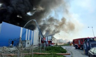 Incendiu de proporții la Dej. Arde hala unei fabrici de cauciucuri/ A fost transmis un mesaj de avertizare RO-ALERT